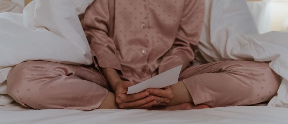 7 benefícios de usar pijama para dormir + dicas de como escolher